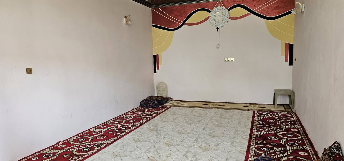 يا الله سلام عليكم دار للبيع بناء جديد كامل خدمات الهارونيه قرية صخر  للبيع يتكون من ستقبال مطبخ حار +بارد +صاله +غرف نوم 2 +صحيات داخليه +خارجيه  +طرمه خلف الدار المساحه الكليه 360 اني مكلف بل نشر 
 للستفسار الاتصال على
 الرقم ***********
الرقم ***********
متواجد عل نت 👆
