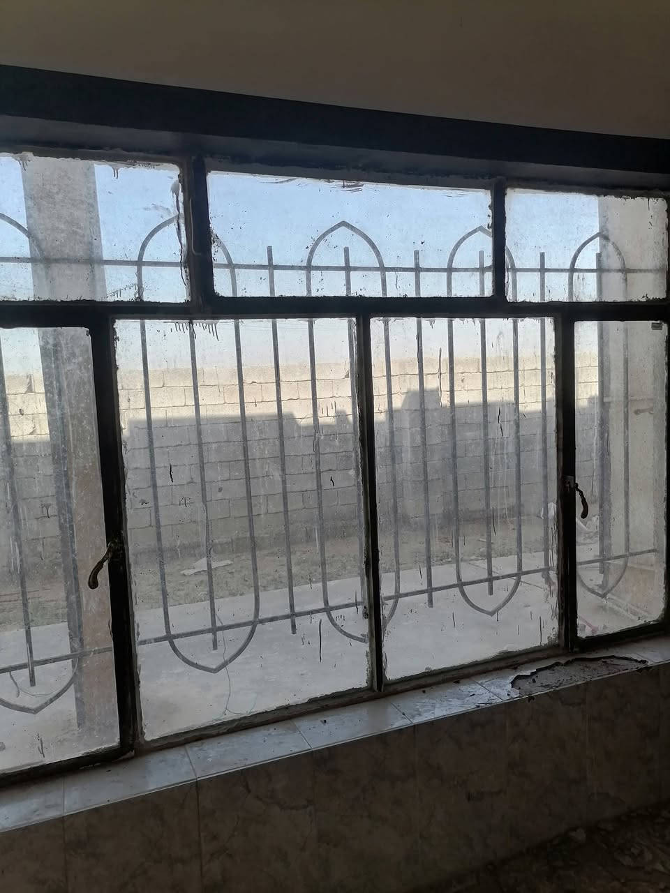 السلام عليكم ورحمة الله وبركاتة
بيت قديم اللبيع تفليش   بي 11 باب مقلف الصفحتين جديد وبي 9 شبابيك جدد ولطابوك جمهوري مبني بجص  وصطح مسلح تسليح شيش 
الاتصال على ***********  وشكرن
