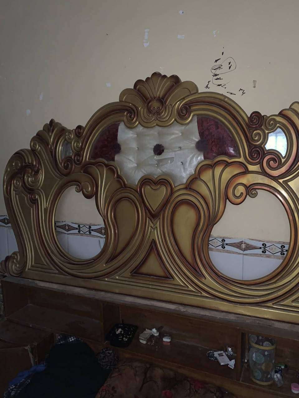 سلام عليكم متاح غرفة أخشاب نضيفه الهاتف ***********
