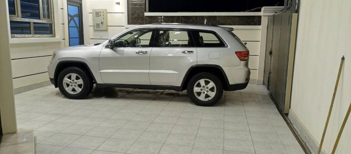 للبيع جيب لاريدو موديل 2011 كلين 
مكفوله من الحادث والصبغ من عده البارد 
سياره كلش جديده مكان السياره فلوجه 
  رقم بغداد 
هذه سونارها. 
***********
