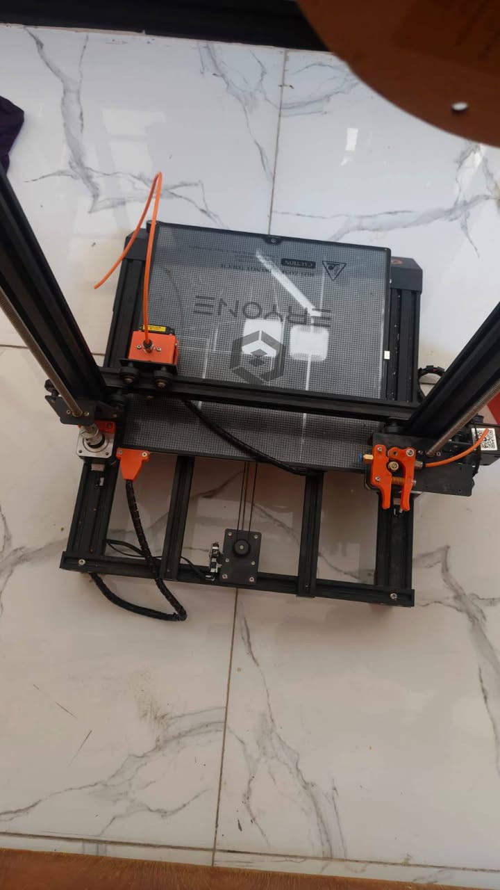 السلام عليكم هاي طابعه 3D  وهاي مواصفاته والي ايريد يدخل يبحث عليه او يتاكد ويشوف بعينه وكلش نضيفه وما مطبوع بيه غير مرتين او شوفت عينكم نضافته 98٪ وشغاله ما بيه اي نقص + وياه روله فلمنت كامله وجديده وسعره 325 وبيه مجال بسيط للاتصال 

 ***********

هذه الطابعة هي Eryone Thinker SE، وهي طابعة ثلاثية الأبعاد تعتمد تقنية FDM.     حجم الطباعة: تتميز بحجم طباعة كبير يبلغ
 (40 سم عمق/ 30 سم عرض / 40 سم ارتفاع) 
هدوء التشغيل: تستخدم مشغلات محرك خطوي من طراز TMC2208 لجعلها هادئة جداً أثناء العمل، حيث يبلغ متوسط الضوضاء التشغيلية 49 ديسيبل.  سطح الطباعة: تأتي مع سرير زجاجي ساخن ومزخرف لتحسين التصاق المطبوعات.  مميزات إضافية: تدعم استئناف الطباعة بعد انقطاع التيار الكهربائي وتتميز بسهولة التجميع (حوالي 15 دقيقة).
