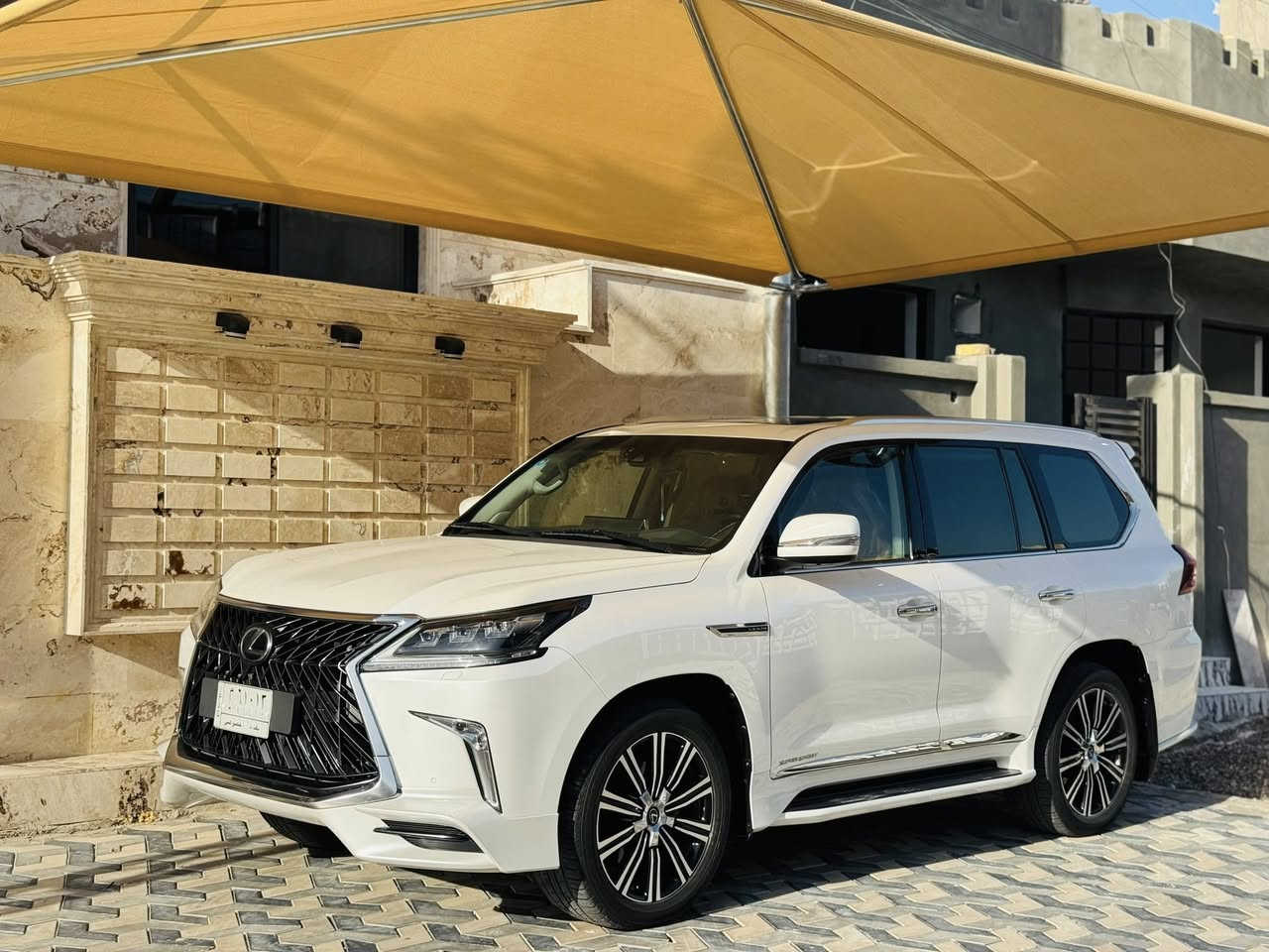 سلام عليكم
لكزز 2020بريم اصل 
رقم بغداد 
ماشيه 96الف 
8سلندر 5700
شاشات خليفه 
كشنات كهربائيه
حساسات خلفي وأمامي 
تحديد مسار ردار امامي 
السياره مكفوله ماعدا بارد بل باب خلفي بدون صبغ 
السعر 850وبيه مجال 
كوت /***********
