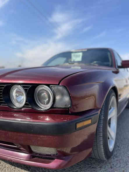 السلام وعليكم 
بي ئم  525 مسكر فانوص
مديل 1992
كير مكينه خير من الله 
حداده امامي خلفي جديد 
تخم تاير جديد
تبريد تدفئه شغال 
رقم بغداد نكليزي بسمي 
تحويل ثاني يوم 
السنويه الى 29
السياره جاهزه من كلشي 

المكان بغداد حي النصر 
الرقم ***********
