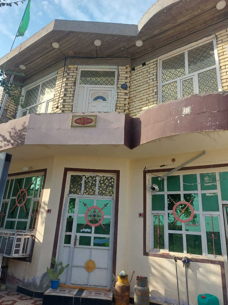 السلام عليكم بيت للبيع المساحه 150متر طابو زراعي سند 25 طابقين بناء حديث الموقع ناحيه كنعان الحميرات قرب شيخ فايز الحميري سعر خاص شراي بي خير ويدلل 
الرقم بي واتساب ***********
