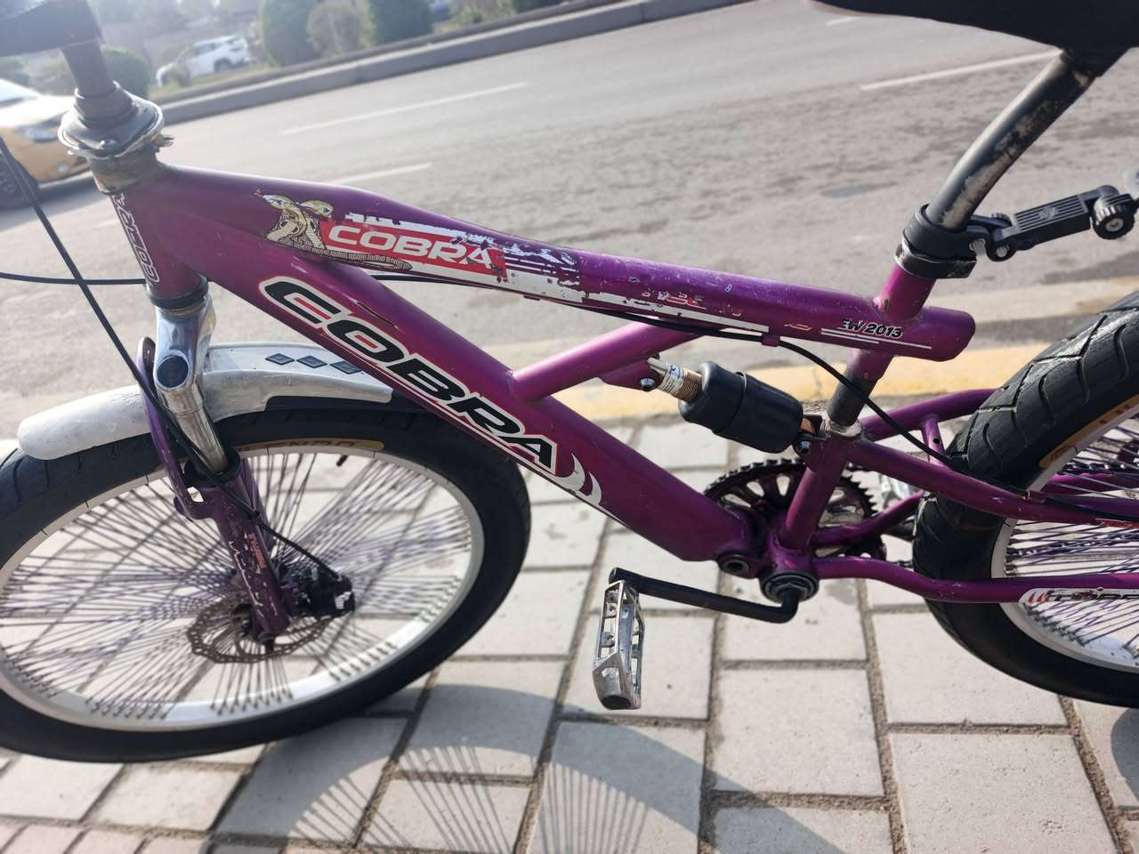 المواصفات
النوع: BMX (فري ستايل / شوارع)
الإطار: فولاذ قوي (Steel) لتحمّل القفزات والصدمات
الحجم:  24 إنش (المقاس الشائع للـBMX)
التعليق:
أمامي صلب (Rigid Fork)
إطارات جديده ياباني أنسى البنجر أو نزول ضغط الهواء
الفرامل: فرامل خلفية (V-Brake أو U-Brake)
السرعات: سرعة واحدة (Single Speed)
الإطارات: عريضة نسبيًا لثبات أفضل
الدواسات: ألمنيوم 
المقود: مرتفع للتحكم بالحركات والاستعراض
المزايا
قوية وتتحمل الاستخدام القاسي (قفز، حركات، مطبات)
المساعد الخلفي يعطي راحة أفضل على الطرق غير المستوية مقارنة بـBMX الصلبة / سعر البيع  70 الف مكان بغدادحي أور مقابيل مركز القدس  هاتف ***********  موجود على الواتساب
