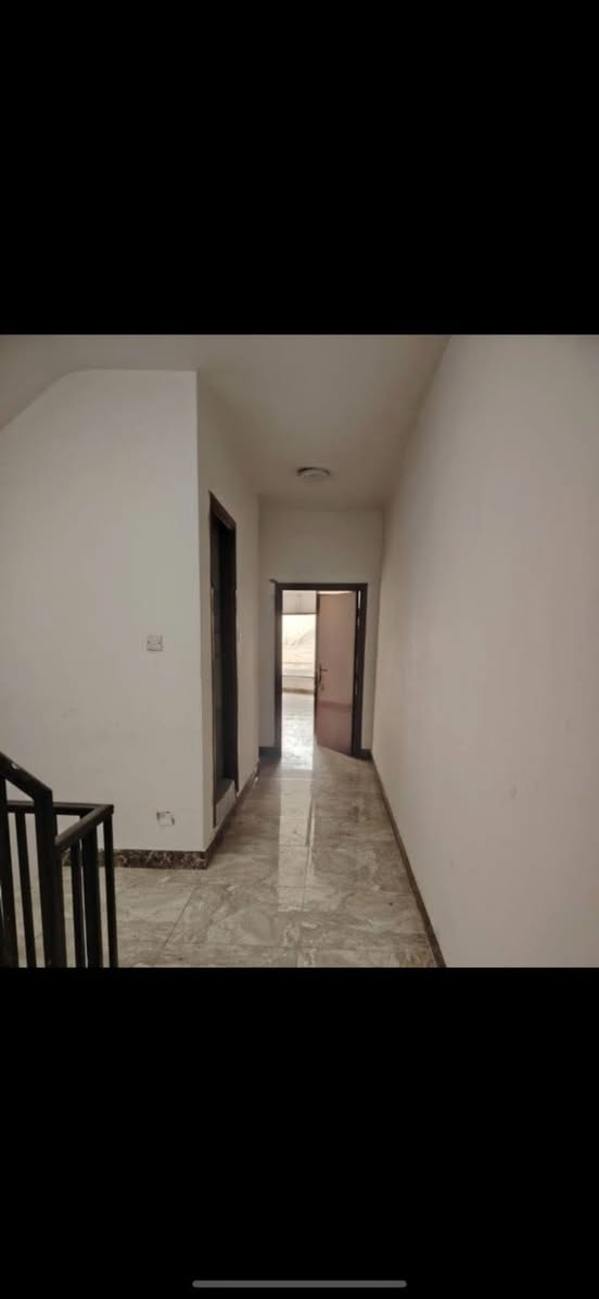 بيت حديث طابقين للايجار في كراده خارج قرب شارع عام مساحه عقار ١٧٠ متر يحتوي على صاله كبيره ضيوف وهول ومطبخ وغرفتين نوم وصحيات ٢ كبار وكراج ومخزن كبير يصلح تجاري او سكني عقار سعر الايجار ١١ ورقه للاستفسار ***********

