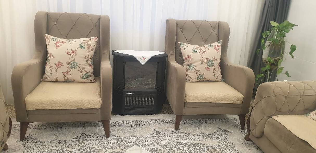 #للبيع
تخم قنفات 10 مقاعد 
اللون زيتوني فاتح تطعيم صاج
السعر 200 الف 
#ملاحظه بي كسر رجلين 2 فقط يحتاح تصليحهن 
نظافه 80٪ 
العنوان الفلوجه حي الجغيفي الاولى 
للتواصل ***********
