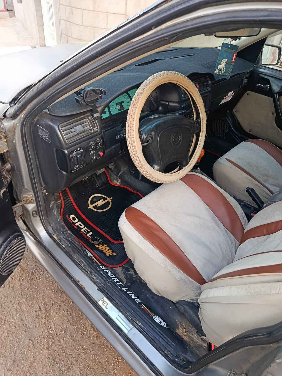 بسم لله، سياره فكترا موديل 95 محرك 2000، كير عادي  كهربائيّات كلها شغاله تخم تاير، تبريد جاهز سياره بلاديه اي صبغ مابيها مكفوله سنويه 2028 تحويل جاهز  السعر 41 وبيها مجال شي بسيط  ، سياره مال جناي، مكان رمادي جزيره الخالديه  . ***********
