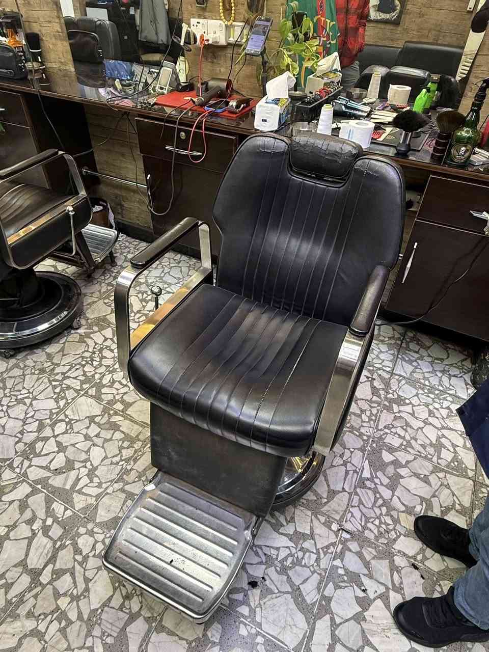 سلام عليكم شباب 
أغراض محل حلاقة للبيع

البيع كامل  أو قطع
اللي يعجبه شي يتواصل خاص
او يتصل ع رقمي ***********
