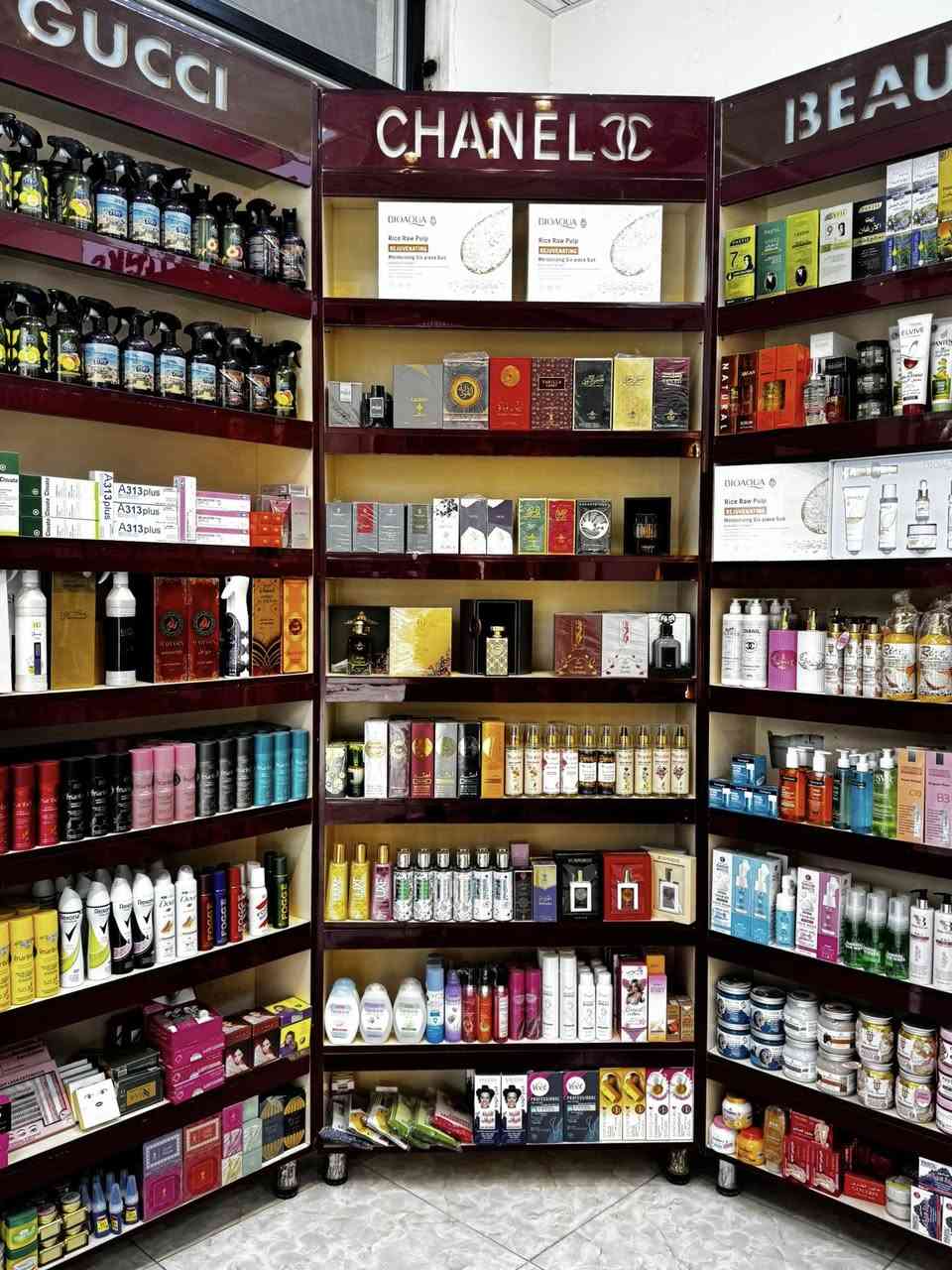 ڤاترينات مستعملة استعمال نظيف جدًا خشب مضغوط درجة اولى لوگوات حفر  7 ڤاترينات الوحدة ب80  
الطول 2.50
العرض 1.00
النزال25
بغداد 
للاستفسار ***********
