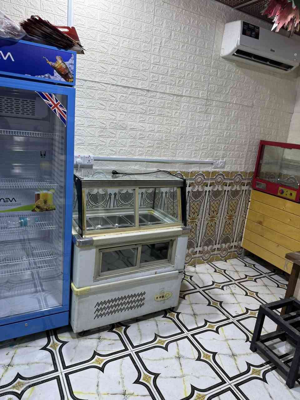 السلام عليكم اعادة نشر بسبب الوعود الكاذبه مطعم كامل ما يحتاج خاشوكه تسوك وفتح المطعم يحتوي على
فرن بيتزا +مع ميز +وصواني 
قلايه برجر مزدوجه مع قلايه فنكر
شوايه كص مزدوجه 
شوايه دجاج ١٠ عيون 
ميز تحضير ستيل غذائي 
عجانه 
مثرامه 
براد مقبلات ١٠ بلانك 
مجمدات ٢
براد مشروبات ١
ميز كاشير 
شوايه كباب كبيرة 
جام خانه تفصال 
المطعم جاهز ما بيه نقص خاشوكه 
العنوان الهوير شارع الصناعه قرب دائرة الكهرباء 
سعرة مناسب *********** بيع او ايجار
