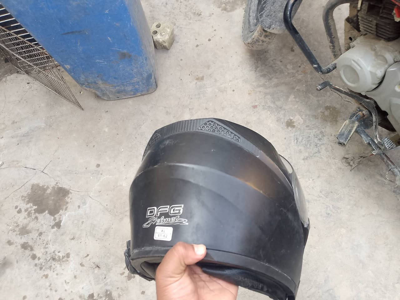 سلام عليكم صندوق من مال توصيل +خوذه للبيع ثنينهن ب60وبيهن مجال شيء قليل مكان الحبيبيه خلف سيطره وليد ابو لكص رقم الهاتف ***********
