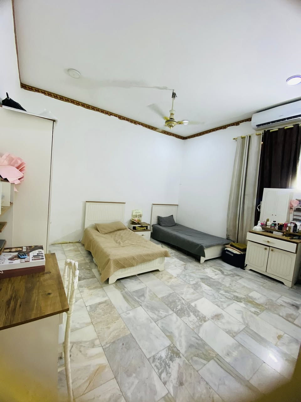 السلام عليكم بيت للبيع في حي الزهور المساحة ١٥٠م طابو صرف حر غير مطلوب طابقين   كونكريت الواجه ٦وربع النزال ٢٧م غرفه وصاله ومطبخ واستقبال الطابق الثاني سطح اول غرفه وصاله وحمام لاستفسار ***********
***********
