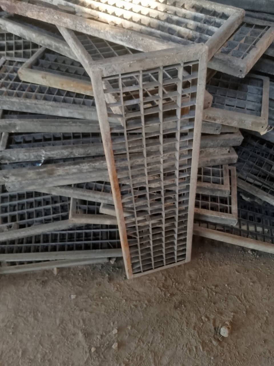 السلام عليكم قطع حديد مشبج وزن القطعه 15 كيلو وقياسها 80×80 مربع سعر القطعة 18 الاف  واكو قطعه متسطيلة 80×30  سعر القطعه 10 الاف العدد الكلي 550 قطعة مكاني بغداد فلكة حي نصر رقم الهاتف ‪***********
