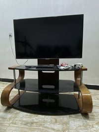 ميز نظيف خشب قوي درجة اولى تنشدله شاشة مثل ماموضح بالصورة  السعر ١٢٥  ...