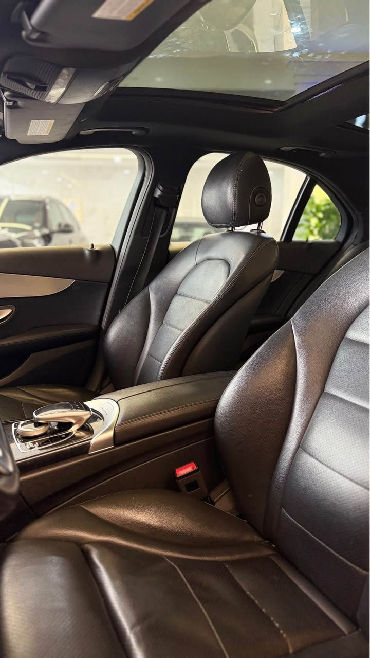 مرسدس C300 ___2020فول موصفات AMG_4matic.    بانورما  كشنات كهرب. رادار نقطت عمياء.  ويل AMG  ليتات لد شكل جديد.  شاشا كبير تحكمات لمس دبل ماوس   باقي موصفات معروفا.  سيارا  كلين تايتل لي اي ستفسر انتصل ع رقم *********** أربيل, العراق
