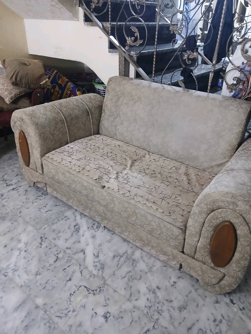 السلام عليكم عندي تخم تركي مستعمل خمس مقاعد اسفنجه ضغط  ومقاعده نظيفه فقط ارجل ما ابي السعر 180 وبي مجال وتوصيل ما عندي للمراسله رقم الهاتف ***********