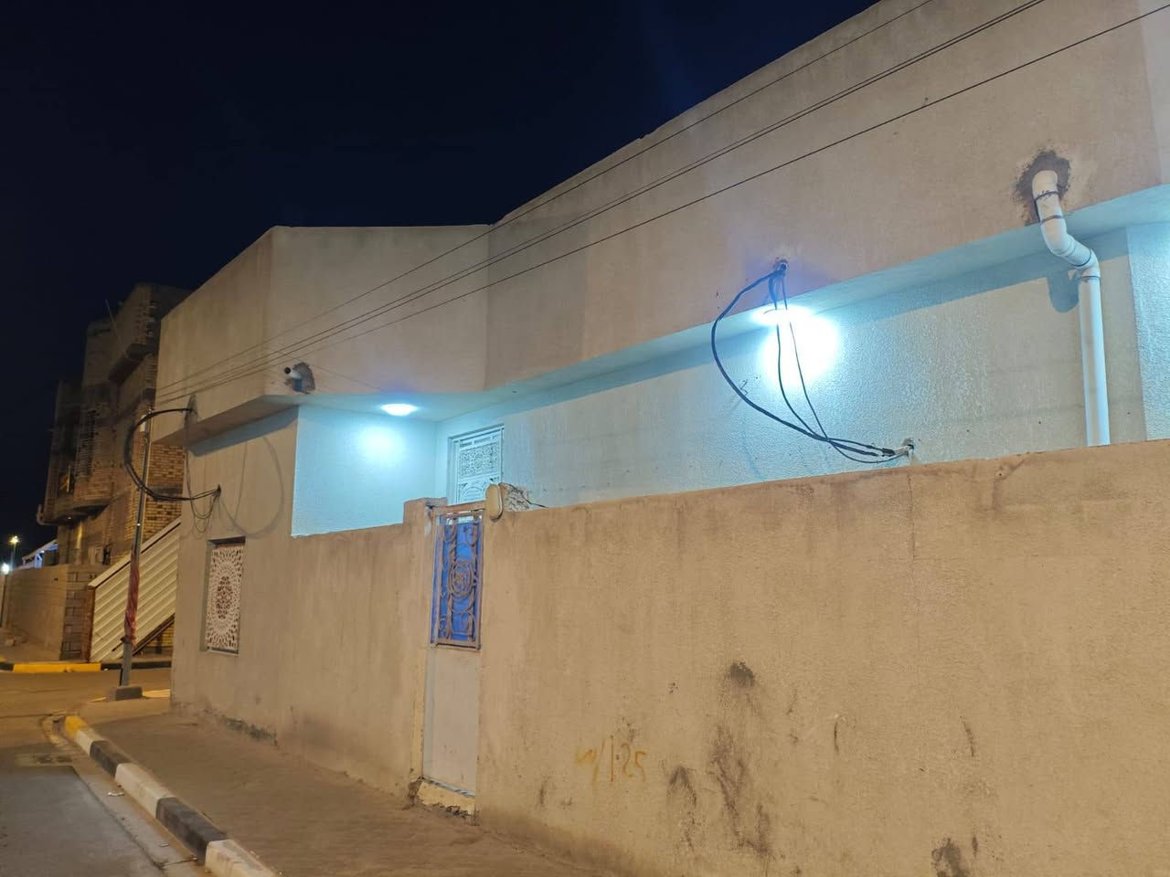 🏡 بيت للبيع — الزبير / حي الصحفيين الأولى
▪️ بيت ركن بموقع حلو ومميز
▪️ المساحة: 250 متر
▪️ أرض بلدية
▪️ مرفوع بيه معاملة تمليك على قرار 320 وواصلة للتثمين
🔹 تفاصيل البيت:
3 غرف نوم
صالة
مطبخ
استقبال
صحيات داخلية وخارجية
غرفة فوق البيت
✅ البيت جاهز من كل شيء
✅ خدمات المنطقة متوفرة بالكامل:
كهرباء دفن — ماء — مجاري — تبليط وكافة الخدمات موجودة
📍 العنوان: الزبير / حي الصحفيين الأولى
📞 للاستفسار والاتصال: ***********
