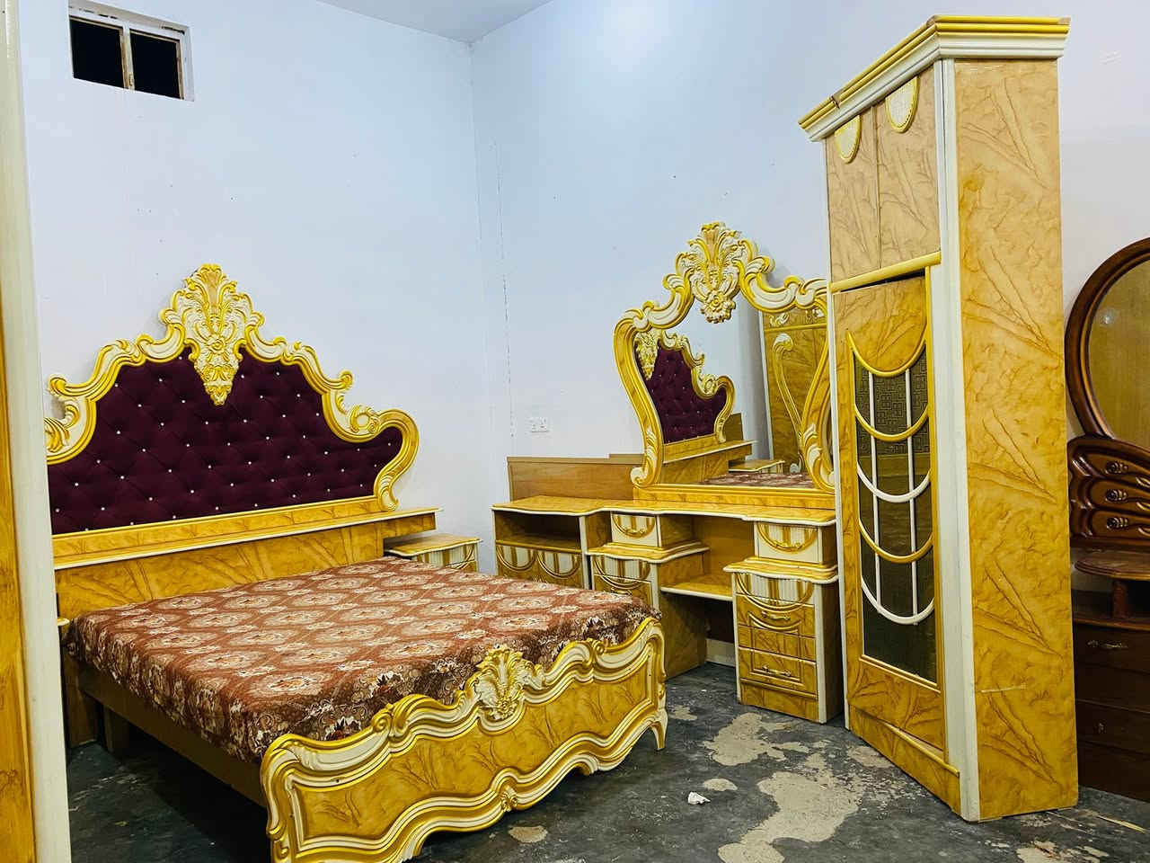 سلام عليكم يوجد غرفه نوم للبيع مستخدمه شي قليل السعر 950وبيها مجال العنوان الرمانه يم الجسر الاستفسار ***********

