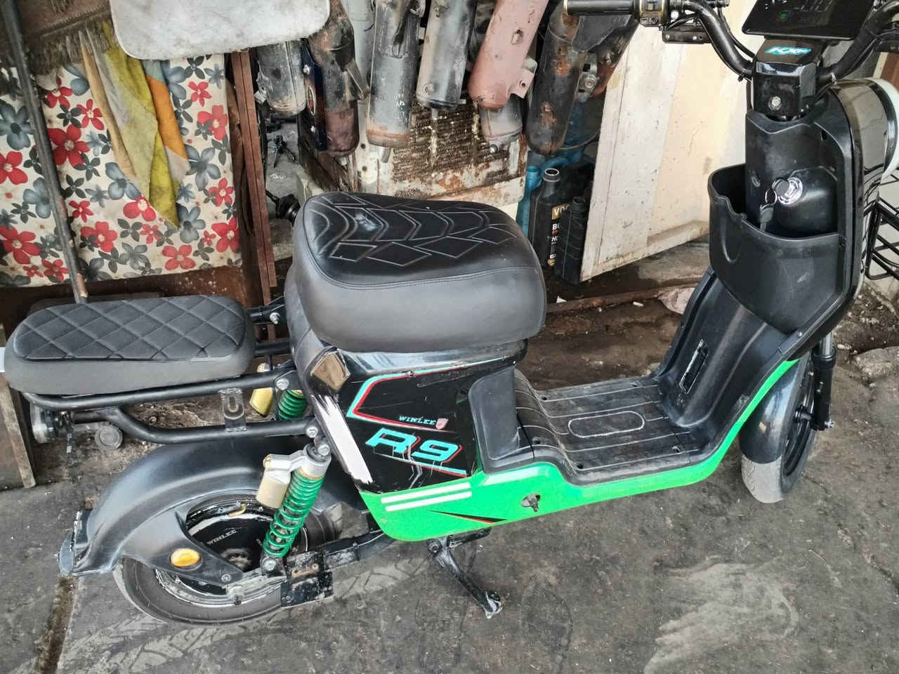 سلام عليكم للبيع دراجه نوع R9 2025 خمس بطاريات دبل ٣٢ امبير جدد داجه حلوه و نضيفه دراجه  بعده بترابه بدون غسل دراجه كامله مكمله تخبل سرعه ٦٠ كيلو تمشيك ٦٠ كيلو   السعر قيم واخذ العنوان حي الخضراء الرقم *********** واتساب أو رصيد فقط الخاص مال فيس مسدود

