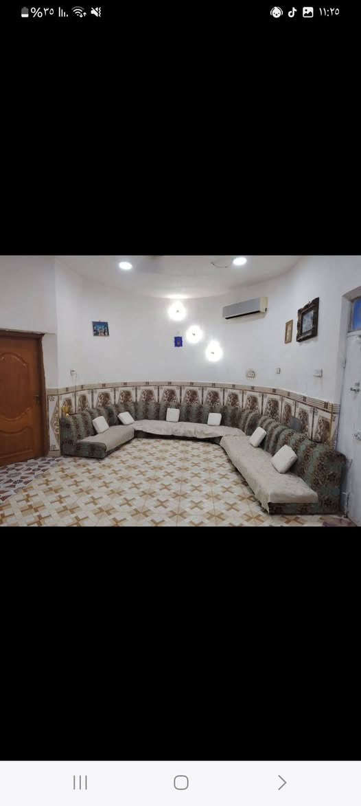 سلام عليكم  بيت البيع  مساحه 200متر زراعي   بي وصل طابو 
كامل  عله اخر حبايه بيت جاهز صطح شتايكر كامل  يحتوي على غرفتين 4×5 صاله 4×8 مطبخ 6×4  ديوانيه 7×4 صحيات خارجيه او داخليه طارمه  حديقه   بيت كامل شارع 10 متر يبعد عن تبليط 100متر  موقع  سديناويه قرب مدرسه صفي الدين لاستفسار ***********
