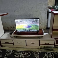ميز تلفزيون • نظيف • بدون كسر