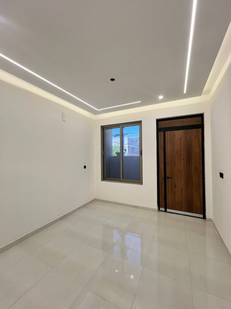 السلام عليكم للبيع ٥٠ م ثلاث طوابق الرفاق الثانيه الواجهه ٤ والنزال ١٢ ونص الطابق الاول يحتوي على صاله ومطبخ وصحيات ومنور  والطابق الثاني غرفتين نوم وصحيات وغرفه بالطابق الثالثالبيت زيرو وجاهز للسكن لاستفسار الأتصال ***********
*********** يوجد وتساب
