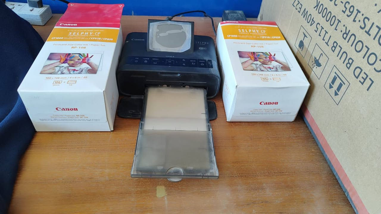 📢 أجهزة طابعة واستنساخ للبيع (نظافة 100%)
​للبيع أجهزة مكتبية وشخصية بحالة ممتازة جداً (مثل الورد) وشغالة تمام:
​1. طابعة الصور الفوتوغرافية Canon SELPHY CP1300
​الحالة: نظيفة جداً وجاهزة للعمل.
​المميزات: سحب صور فوتوغرافية بدقة عالية، تدعم Wi-Fi (تطبع من الموبايل مباشرة)، ومعاها ورق السحب الخاص بيها (RP-108).
​الاستخدام: مثالية للصور الشخصية والمعاملات.
​2. طابعة الاستنساخ العملاقة Epson WorkForce Pro WF-C5790
​الحالة: نظافة 100% وبكامل ملحقاتها.
​المميزات: طابعة، استنساخ، سكنر، وفاكس. سريعة جداً واقتصادية بالحبر، شاشة لمس ملونة، وتدعم الطباعة من الموبايل والشبكة.
​📌 ملاحظات:
​الأجهزة مفحوصة وشغالة بشرط النظافة.
​الصور المرفقة هي الصور الحقيقية للأجهزة.
​للجادين بالشراء، يرجى المراسلة على الخاص أو الاتصال على الرقم: [***********]

