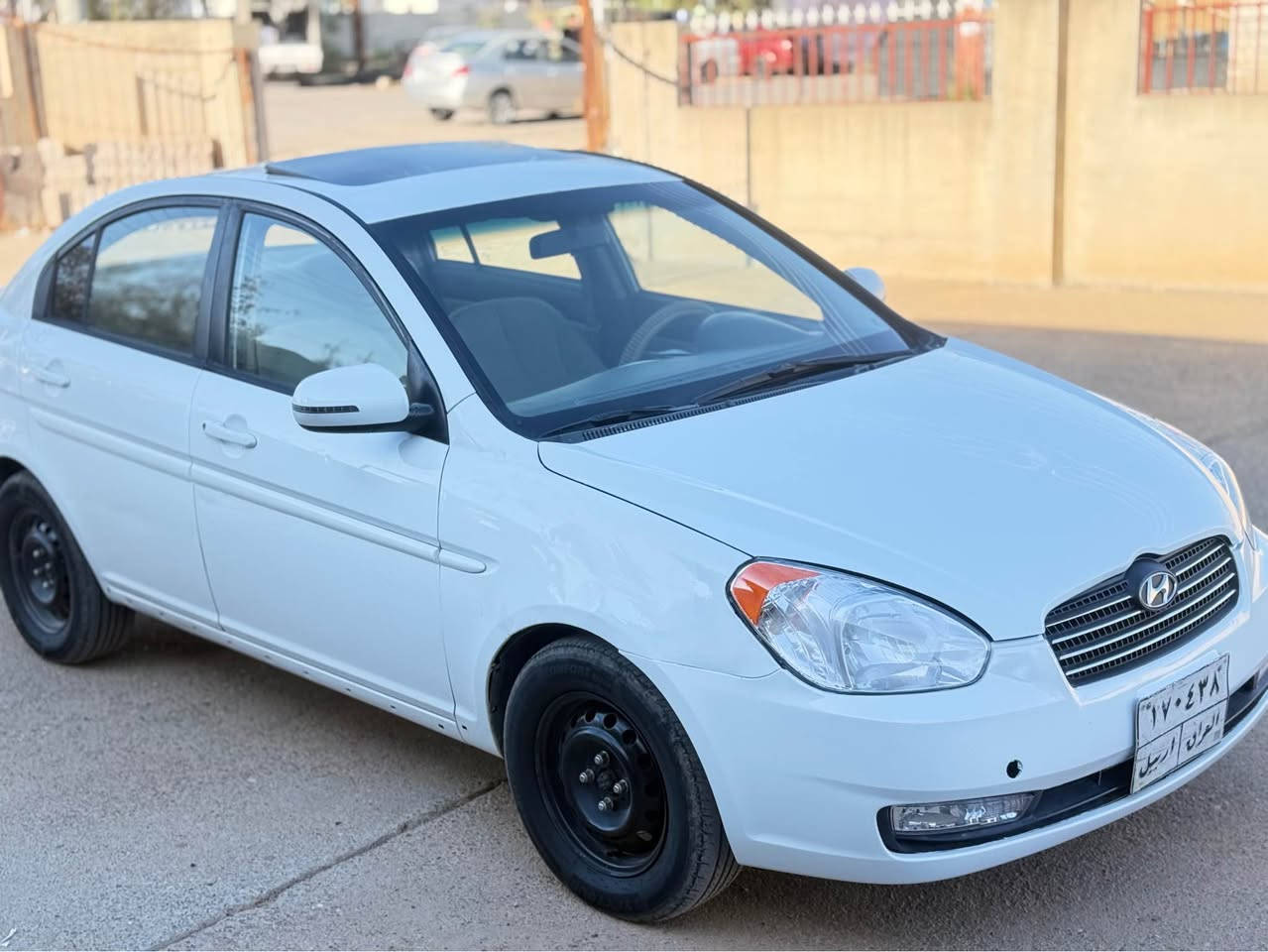 ئه كسينت ٢٠١١ فول مواسه فات مه كينه گه وره سلايت توماتيك ناو زه رد تاقم پيشى نوى گيرو مه كينه و كاره بايىى هه مووى به شه رت مالى دوسته سعرى فروشتنم داناوه ٨٤ وه ره قه و مه جاليكى برايانه ى زور كه م ته نها دوو پارچه و په له يه كى بوياغه سه ياره يه كى زور جوان و بى كيشه يه 
*********** كويسينجاك, أربيل
