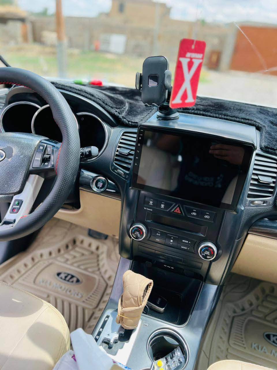 السلام عليكم 
كيا سورنتو 2012 فول مواصفات 
محرك  4 سلندر مفتوح بيها صبغ الجاملق الخلفي 
رقم الهاتف ***********
