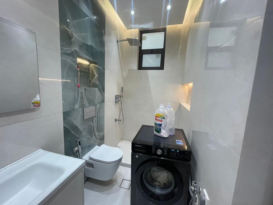 سلام عليكم يوجد دار للبيع مساحه ١٩١ الواجهه 9/5 سند مفرز بناء ٢٠٢٦ موقع حي الجامعه خارجية مقابل بيت مشجره حديقه الاستفسار مكتب ابو احمد للعقار *********** سيف
