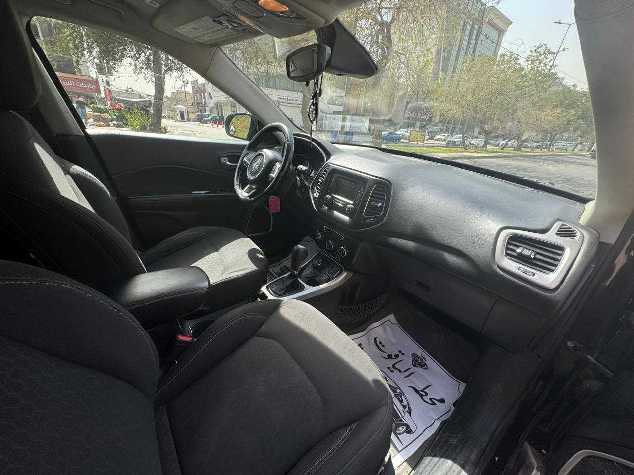 ‎Jeep Compass
‎اللون : اسود
‎السعر 118 بيه مجال
‎عداد المسافة :50 الف ميل
‎حجم المحرك : 4 سلندر ( 2.4L )
‎ناقل الحركة : گير اوتوماتيك وعادي من 8 سرعات
‎المواصفات :
‎دفع رباعي
‎شاشة لمس
‎كشنات مخمل هيتر تدفئة 
‎هيتر ستيرن
‎تحكمات ستيرن جهتين
‎تبريد وتدفئة قطعتين امامي وخلفي
‎مثبت سرعة ذكي تفاعلي
‎بصمة 
‎تشغيل عن بعد
‎سايد بريك بصمة
‎مانع انزلاق
حادثها باب امامي مع جاملغ امامي وموجوده صور الحادث
وهنا بيها طخات بأماكن مختلفه مع صبغ 
شبه حزام 
مكفول الدواخل وحاليا بيها جراد بالبنيد وبدايه الجاملغ من فوك
وحداديه اماميه وسط
*********** للاستفسار واتساب او اتصال 
 بغداد المنصور بغداد, العراق
