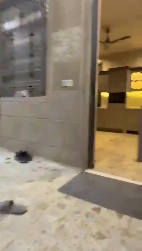 السلام عليكم بيع رهنيه حسب القناعه 
بيت مساحه 270 م ملك صرف بدون اوقاف
عنوانه الطي فرع اسواق المصطفى 
يبعد عن الشارع 40 متر 
للاستفسار ☎️ ***********
