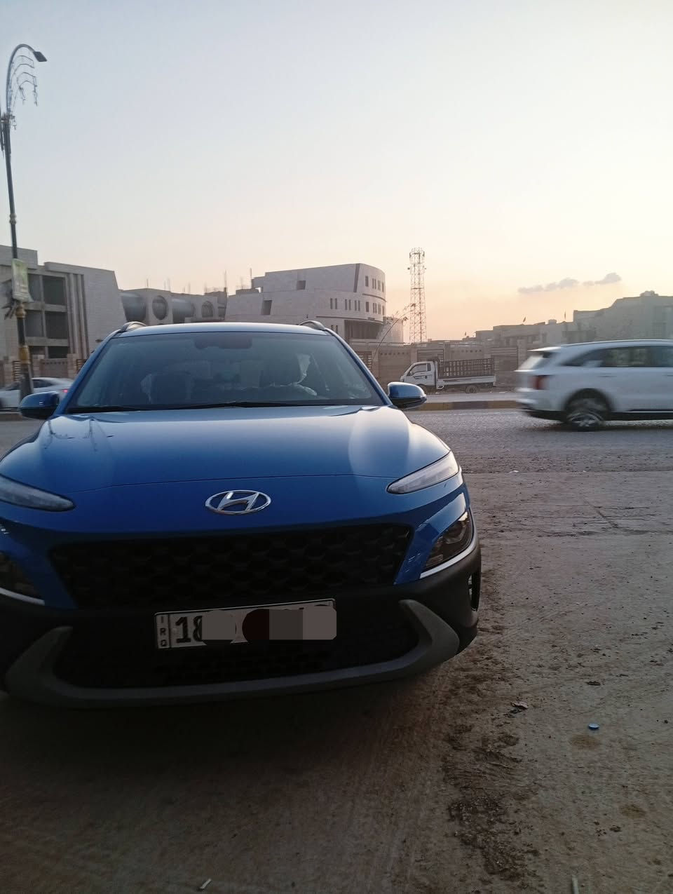 السلام عليكم 
هونداي كونا 2023 محرك 2000 دوش

 ( بدون تبديل بدون صبغ بدون فتح  بدون حادث فقط بارد بالصندوق الخلفي

  جميع الايرباكات سليمة كلشي بلادي  )

 رقم بابل ترقيم جديد هزه وفحص
( صور الحادث بالمنشور )
المواصفات :
كامل مواصفات عدا الفتحه 
بصمة تشغيل + بصمة ابواب
تشغيل عن بعد
شاشة كبيرةتدعم كار بلي +gps
نقطة عمياء بالمري+ اشاير بالمري
رادار امامي تنبيه مانع تصادم
رادارات جانبيه تنبيه
رادا خلفي تنبيه عند الرجوع بريك ذاتي 
تحديد مسار نظام السياقة الذاتية بين الخطوط
شاشة اعطال  ملونة مع ترحيب 
ثلاث وضعيات للقياده normal + sport + smart
‏‎مانع انزلاق ‏‎منافذ شحن و طاقة‏‎زر طوارئ ‏‎نظام مساعد نزول منحدرات
‏‎لايتات امامية لد نهاري تبريد بلادي ثلج كروس سرعة تحكم ستيرن فول
الاتصال 
***********
