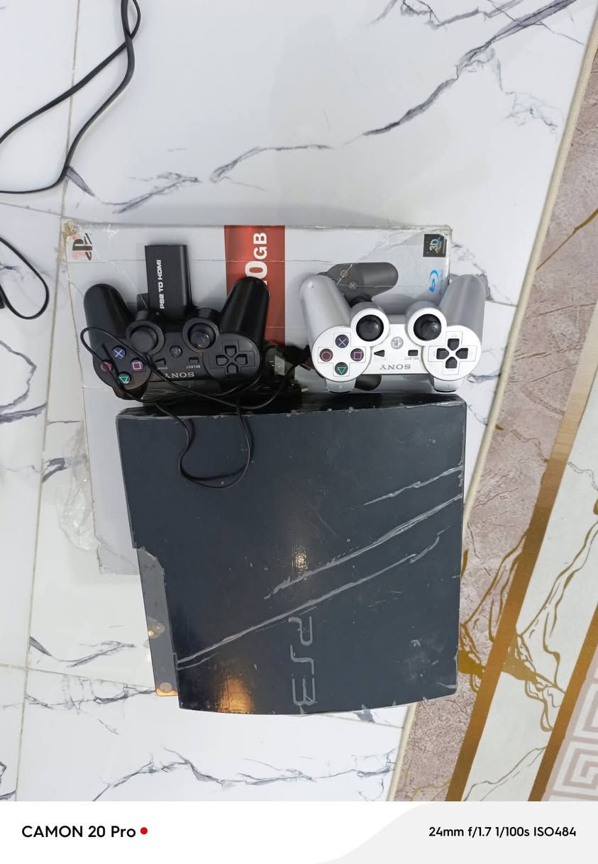 السلام عليكم ps3 اسلم ماداخل تصليح نضيف هارد داخلي 350 جيجا
ملاحضه جبتله تحويله HD  لأن بي مشكله بالمكان  HD وهسه أشتغل طبيعي  على دقه 1080 HD الجهاز ماداخل تصليح  وشغال 100 على 100 ملحقاته كامله، 2 جوستك ملاحضه  ثنينهن الجوستكات بيهن خلل بواحد من الشفتات 
السعر 105 وبي مجال بسيط تجي تفحص على راحتك واذا جهاز مو شغال يرجع ونطيك بي ضمان يومين الرقم
 ***********
