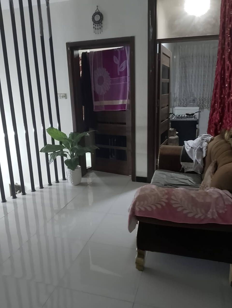 بيت للبيع 
المساحة ١٣٦ م 
الواجهة ٧ أمتار 
البيت طابقين 
يحتوي على استقبال وغرفة نوم وصالة وخدمات ومطبخ ومنور عدد ٢ وطارمة كبيرة 
الطابق الثاني يحتوي على مطبخ وغرفة نوم عدد ٢ وصالة وخدمات كاملة ولوندري صغير 
عنوان البيت حي تونس آفاق عربية البيت زراعي سند ٢٥ فرع علي أبو الانشائية قرب جامع القرآن الكريم يعني يم السكني.
البيت بناء حديث ع ايدنا كلة للاستفسار أكثر 
*********** 
أو 
‏‪***********‬‏ بغداد, العراق
