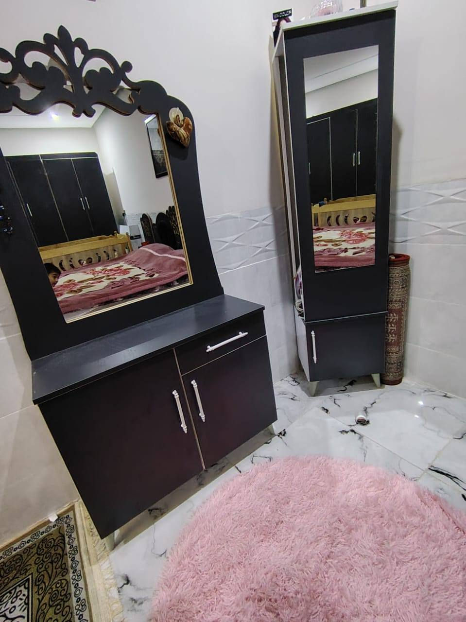 سلام عليكم طخم غرفة كاملة تسع قطع جديد مستعمل قليل سعر 800وبيه مجال مكان تازة خورماتو 
***********
