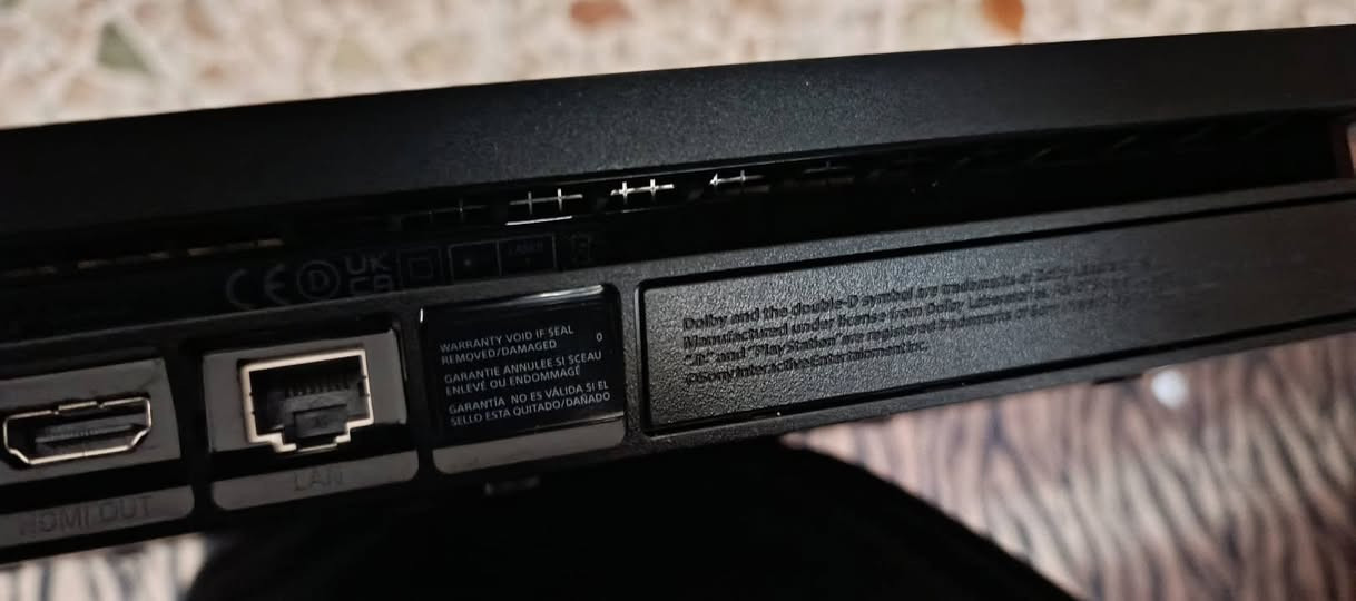 السلام عليكم بلي 4 للبيع
هارد 512 وياه لعبه far cry 5
يده وحده اصليه مال شركه نظام 13(غير قابل للتهكير ) نظافه ممتازه استعمال قليل السعر 240 واذا يجي ويا ups 850Va  جديد ب 250  للشراء  كربلاء ماعندي توصيل
 واتساب ***********
