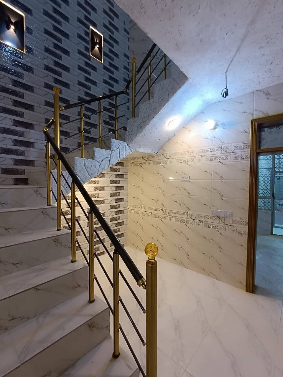 بيت للبيع المساحة ٥٠ متر طابقين بناء طابوك جمهوري
في كربلاء  مجمع سيد اسماعيل السكني السعر ٥٥ مليون مع 
المجال البسيط شغل درجة أولى بناء جديد 
يبعد عن الامام الحسين عليه السلام أقل من 10 دقائق بالسياره
( قرب مدينة الزائرين وجامعة كربلاء  عامود ١٤٣
للإستفسار والاتصال  او مراسلتنا واتساب 
 ***********
 ***********  أرقام صاحب الدار 
طابو زراعي إقرار محكمة سند 25 مداور باسم المشتري 🌹 في كربلاء المقدسة مجمع سيد اسماعيل السكني
