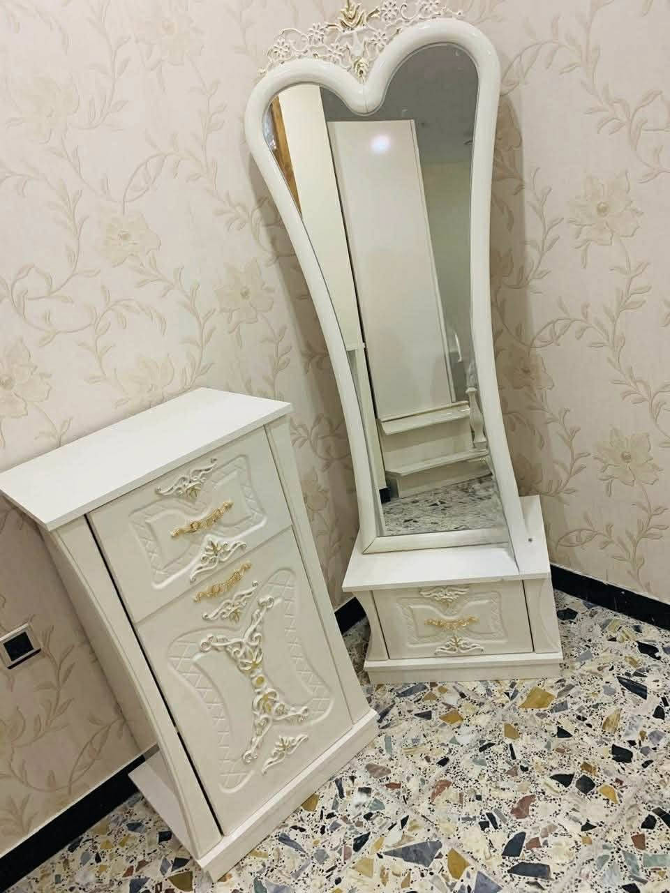 للذوق الراقي والفخم ✨
غرفة نوم نيو كلاسيك مميزة جداً بتفاصيل ملكية وألوان راقية (أوف وايت × كحلي مخمل كبس) وتحتوي على انارة مخفيه

✅ نظيفة جداً
✅ استخدام خفيف
✅ بدون أي كسر أو ضرر مع ملاحظات بسيطه جدا

تتكون من:
* سرير ملكي فاخر
* كنتور سلايد مرايا كبير ومرتب
* ٢ كومدينة مع مرايا جانبية
* ميز تواليت ملكي حجم كبير
* مرايا عاموديه حجم كبير + ميز اضافي كبير
* دوشك طبي تركي وحده ماخذه ٢٥٠ دولار

الغرفة تعطي فخامة وشكل راقي للغرفة خصوصاً بالإضاءة والديكور 🤍

💰 سعر الشراء كان: ٤ مليون و٢٥٠ ألف
📌 البيع بسعر مناسب: ٢ مليون ونص
للاستفسار مراسلة خاص
او مراسله واتس ***********
