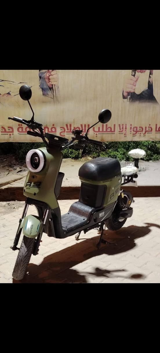 السلام عليكم دراجه للبيع دراجه كهربائيات كلها شغاله بطاريات جده صارنهن يومين من شادهن دراجه جديده نظيفه موديل 2025 بطاريات كسر كرتون السعر (500) وبيها مجال *********** واتساب
