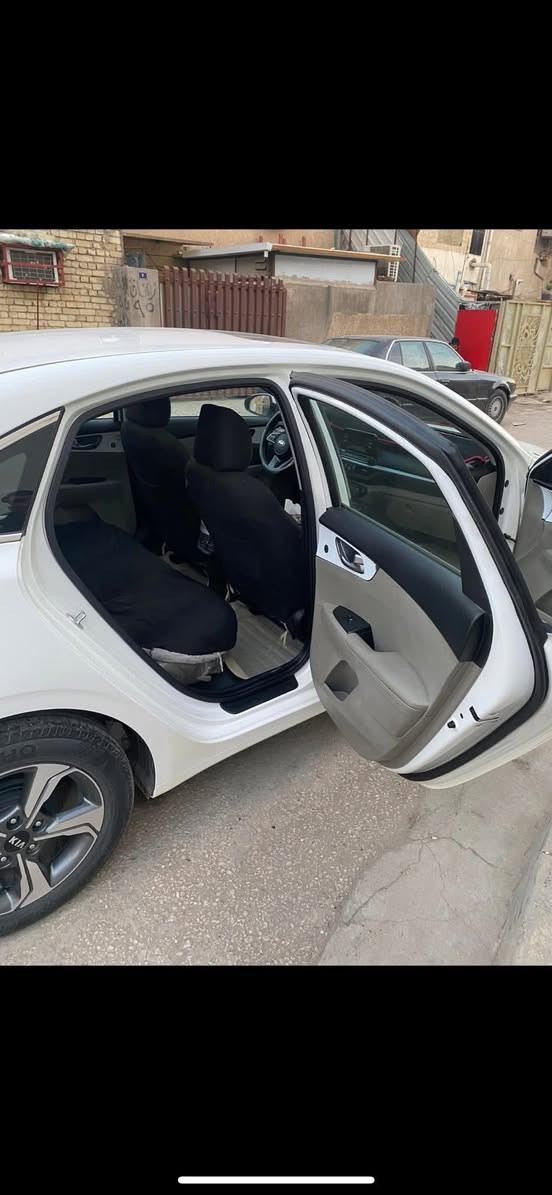 السلام عليكم سيراتو 2020فول موصفات عدة البصمة ماشية 69الف قابل للزيادة موصفات فتحة اشاير بل مري دبل يرباك تبريد قطعتين حساسات خلفية ٣انضمة قيادة سبورت وعادي ويكو مري شفط السيارة بيهة طخة بل باب خلف السايق موضحة بل صورة رقم بغداد العلوان بغداد الدورة السعر 163 وبيهة مجال بسيط الرقم ***********
