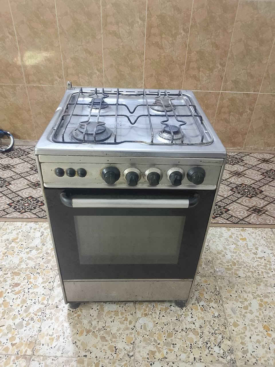 طباخ مصري 4عيون سل استيل نضيف مابي اي ضرر كله شغال وناره زركه فرن شغال فوك وجوه البيع سعره 75 مكان بغداد معامل ولي شراي يتصل ع رقمي ***********
