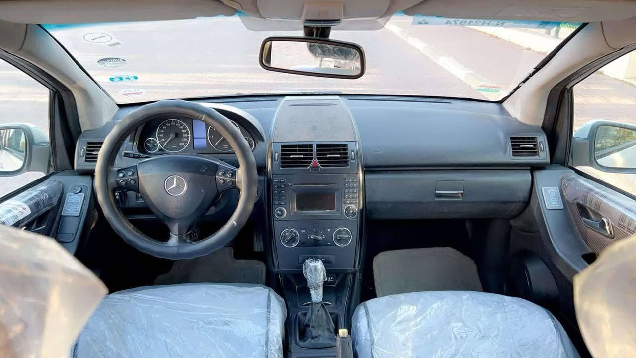 مارسیدس 2009
گێڕ و مەکینە بەشەرت
مەکینە چوار پستۆنی بیلادی 
بەنزین زۆر کەم دەخوات 
لێدران و وەرگەڕان بەشەرت
کارەبایی و هەموو شتێکی مەزبوتە 
ماڵی فەقیرە 
تحویل و غرامە بەشەرت 
شەش وەرەقە و نیو غرامەی لەسەرە دوای معامەلە لە سعری دەشکێنم 
موشتەری تەلەفۆن بکە یان نامە بنێرە 
گۆڕینەوەش دەکەم 
سەیارە لە هەولێرە 
*********** أربيل, العراق
