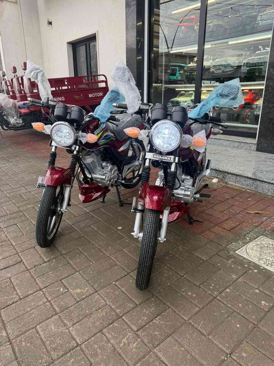 🚀 الجديد وصل! عروض قوية على دراجات هيوشا (HUASHA) 🔥
تبحث عن التميز والأداء؟ لا تفوت هذه الفرصة! وفرنا لك الآن دراجات هيوشا الجديدة كلياً، تجمع بين القوة، الأناقة، والاقتصاد.

✅ المواصفات الأساسية:
• 🏍️ محرك 150cc قوي وأداء متميز.
• 🎨 تصميم عصري وانسيابي (باللون الأحمر الملكي الجذاب كما في الصور)، مع لمسات كرومية أنيقة.
• 💡 إضاءة LED أمامية قوية وعصرية (كما يظهر بوضوح في image_2.png)، لرؤية أفضل ومظهر أجمل.
• ⚖️ إطارات مضلعة لثبات ممتاز على مختلف الطرق (image_2.png)، مع ممتصات صدمات (شوتات) خلفية لراحة القيادة (image_3.png).
• 🛡️ مسند أمتعة خلفي متين (راكب خلفي) كمعيار قياسي (image_3.png).

✅ عروض القسط:
• 💳 احصل عليها الآن بقسط يبدأ من 125,000 دينار فقط! 

📍 زورونا الآن في موقعنا:
الرمادي – التأميم – شارع النخيل – مقابل محطة النخيل


**إذا كنت صاحب هذا الإعلان وتريد حذفه لأي سبب، رجاءا أرسل رسالة إلى الدعم الفني**