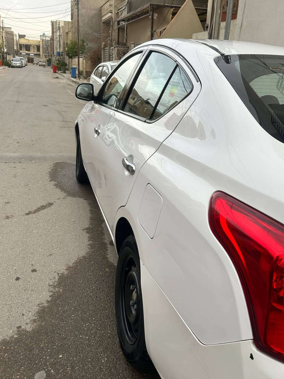 سلام عليكم نيسان سني 2020 ام البليته الزرقه ماشيا 65الف حقيقي  السياره بعدها جديده ما متعوبه  صدرها جديد قبل شهر سويتا شاشه تبريد ثلج تدفئه خير من الله .
هزة جديده سنويه ل31 باسمي 
مكفوله من الصبغ والتبديل بيها طخات 2 موضحات بل الصور السياره عارضها 107 وبيها مجال بسيط
مكلف بنشر ***********
