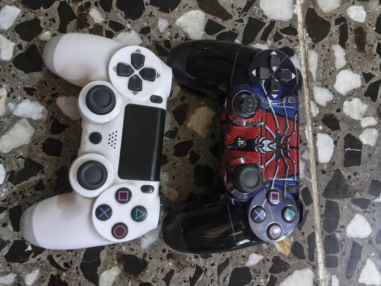 السلام عليكم بلي فور سلم نضيف جدا ما مفتوح لوك ستيكر
ويا قرصين ردد2 و GTA5 شغالات ويا جويستيكين وكامل ملحقات ذاكره نص تيرا
السعر 260 الف قفل
الرقم ***********
