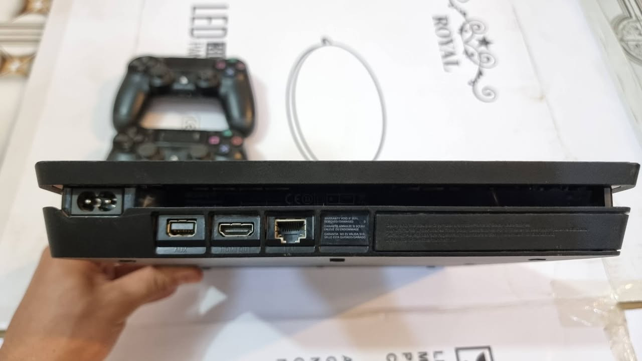 السلام عليكم 
بلي ps4 سلم مهكر نظام 9.00  
مساحه 500GB  جويستكات ثنين اصلي وتجاري
جهاز جديد نضيف جدا مامفتوح ولا مصلح نهائيا 
يحتوي على 11 لعبه كامل ملحقات بدون نقص 
 السعر 350 الف وبي مجال بسيط عنوان بغداد الشعب 
للاتصال او واتساب ***********
