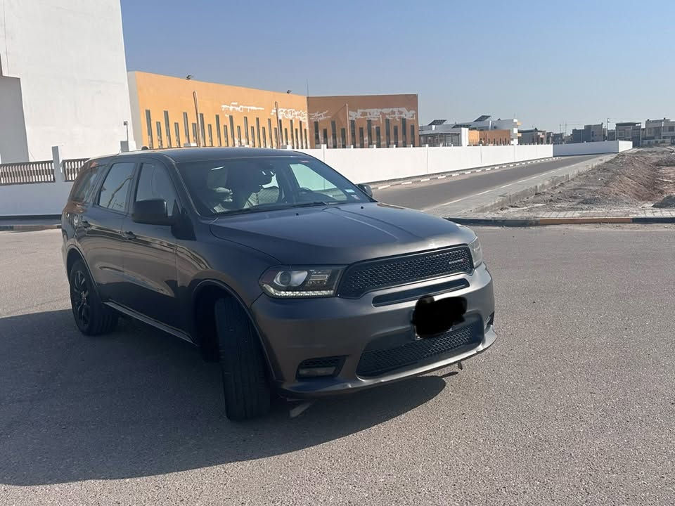 � للبيع دودج دورانجو 2019
* اللون: نفطي
* وارد: أمريكي
* الحادث: بسيط على حادث امريكا بيها طخات و صبغ قليل جدا بيها الجاملغ الأيمن بسيط بارد و بابين عكس السايق صبغ كلين 
* العداد: 120,000 كم و ليس ميل 
* الفئة: مواصفات عادية GT 
* المحرك والجير: بحالة ممتازة
* السيارة نظيفة وجاهزة للاستخدام
* كبس مكفول والفحص مرحب به

 السعر مناسب جدا للجناي 
واتساب ***********
