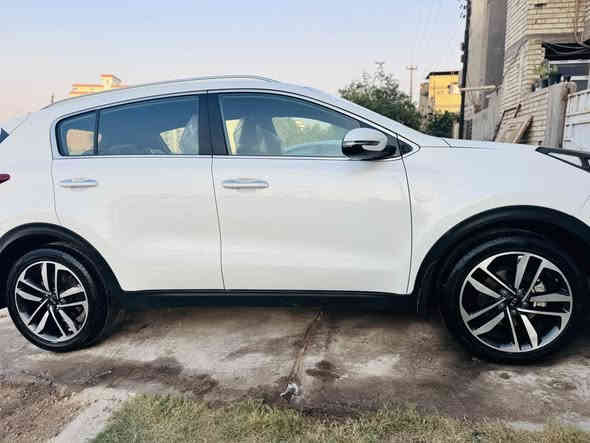 سلام عليكم 
كيا سبورتج خليج 
مديل ٢٠١٩ شكل ال ٢٠٢٠ 
كفاله سياره من الصبغ   
عده بارد بلباب الخلفي كلش بسيط 
ودعاميه اماميه صبغ
وصار بيه كاز كيت بيه فقط وسويته درجه أولى   
نص مواصفات
داخل حمصي 
تحكمات فول 
شاشه 
حساس امامي خلفي 
كامره 
جلد وشامون 
سياره ماشيه ٨٥ 
وجديده معنى الكلمه 
معروضه ١٨٥ وبيه مجال كلش بسيط 
مكاني بغداد اجكوك او الشعله 
***********
